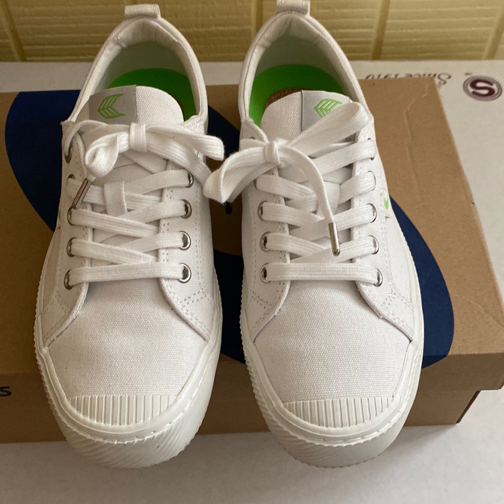 Excellent nearly new Cariuma sneakers